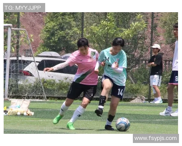 中国足球球星合影留念展现激情时刻与独特风采